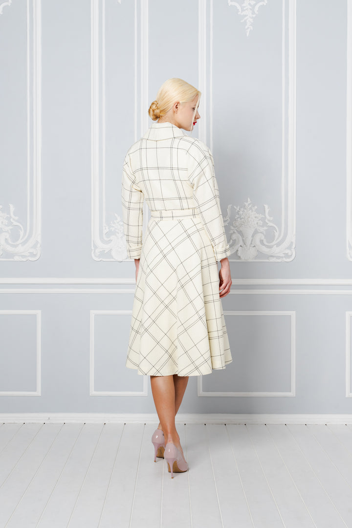 https://cdn.shopify.com/s/files/1/0073/3819/7074/files/PLAID_COAT_4_20.mp4?v=1584108764