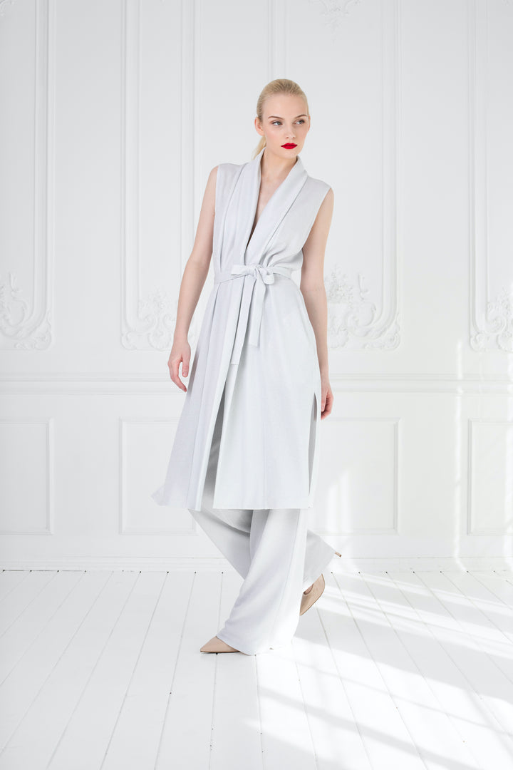 SYNTRICHIA LONG SILVER WHITE SLIGHTLY GLITTERING STRETCHY VISCOSE-BLEND VEST WITH BELT