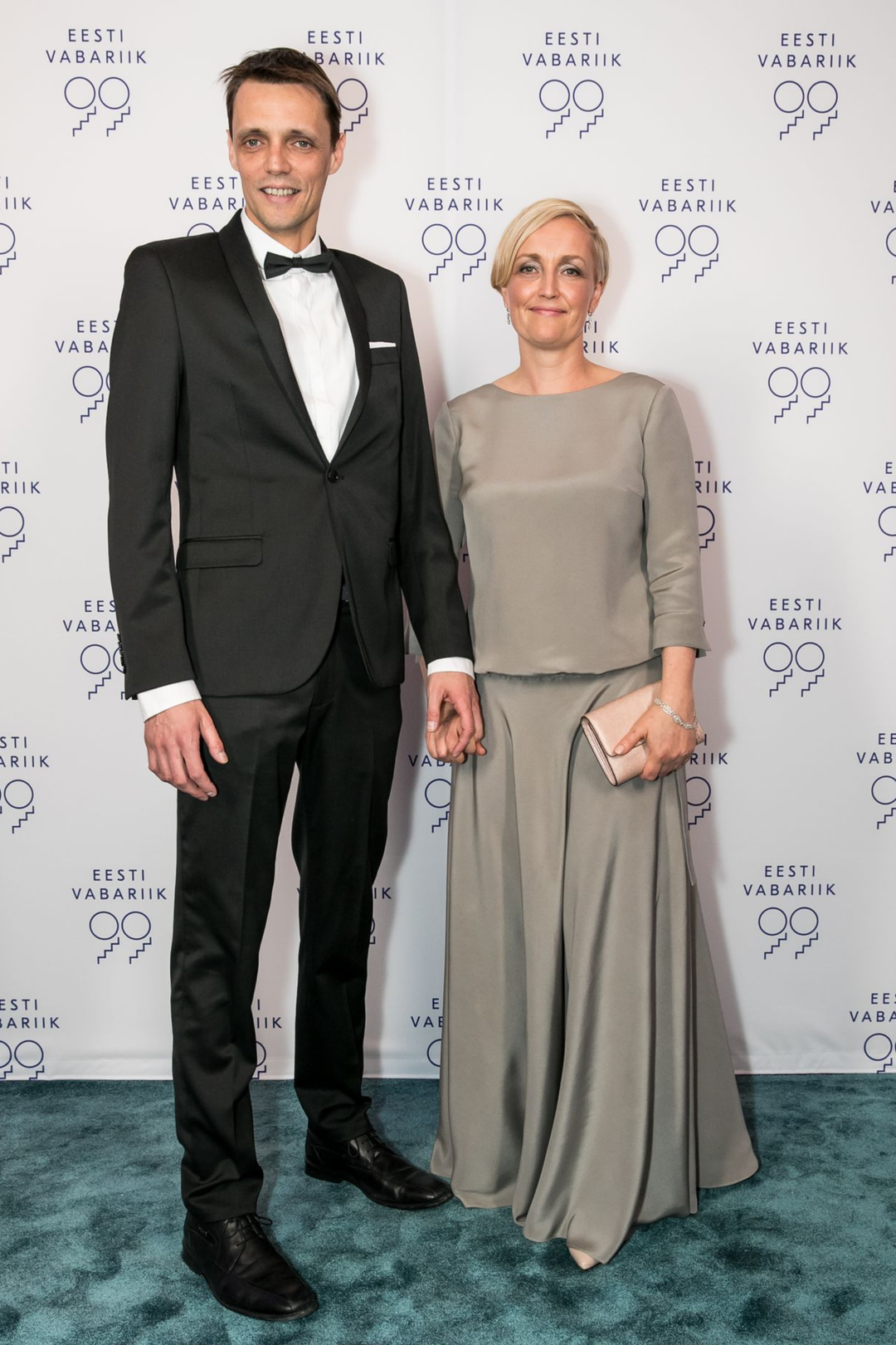 WIDDRINGTONIA GRAY SILK A-LINE GOWN WITH SLEEVES