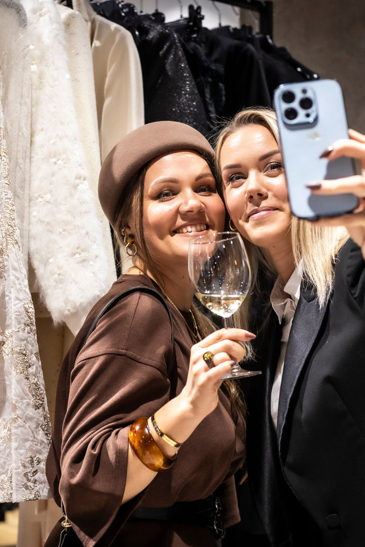 GIRLFRIENDS & BUBBLY