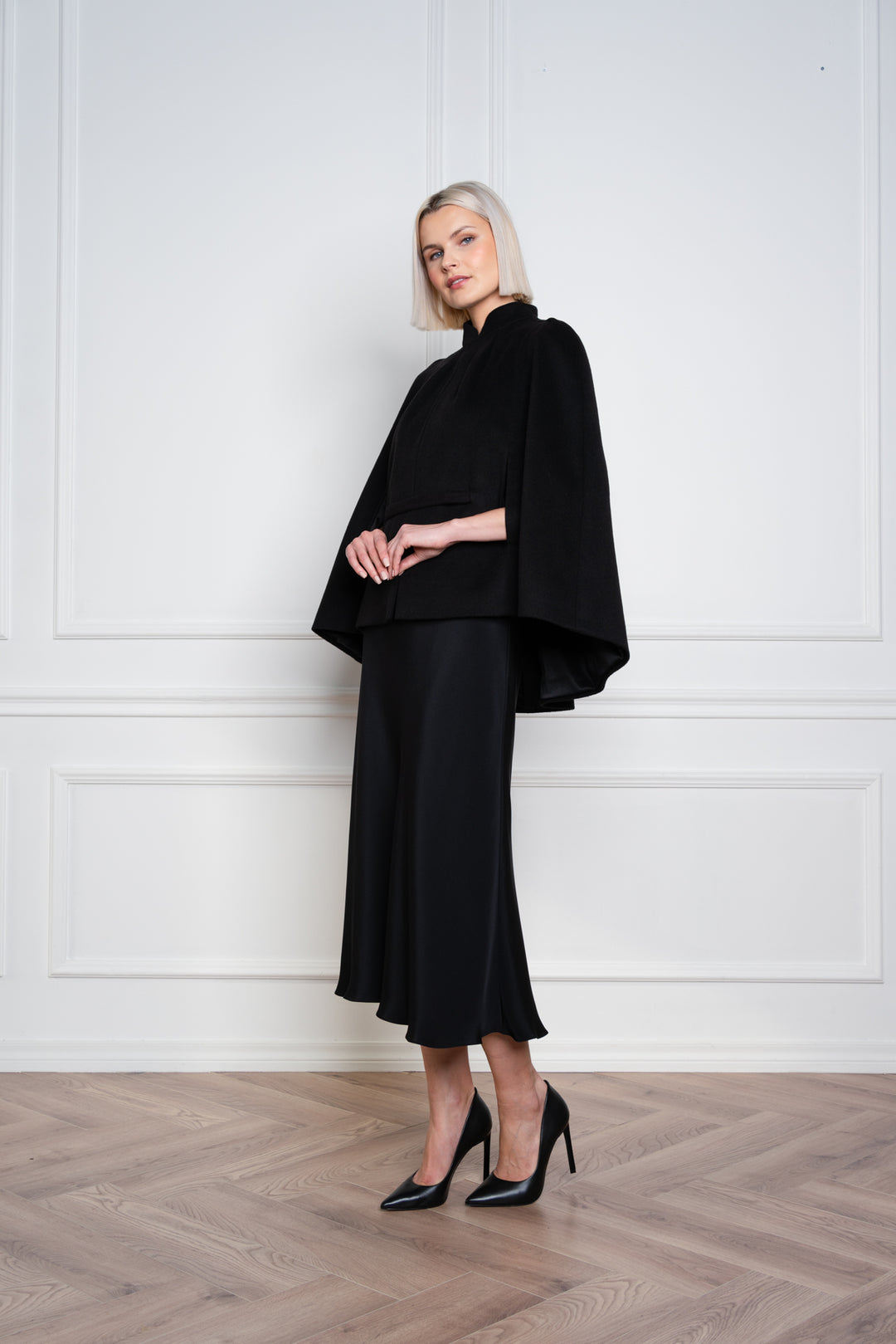 GALATELLA BLACK LIGHTWEIGHT CASHMERE CAPE