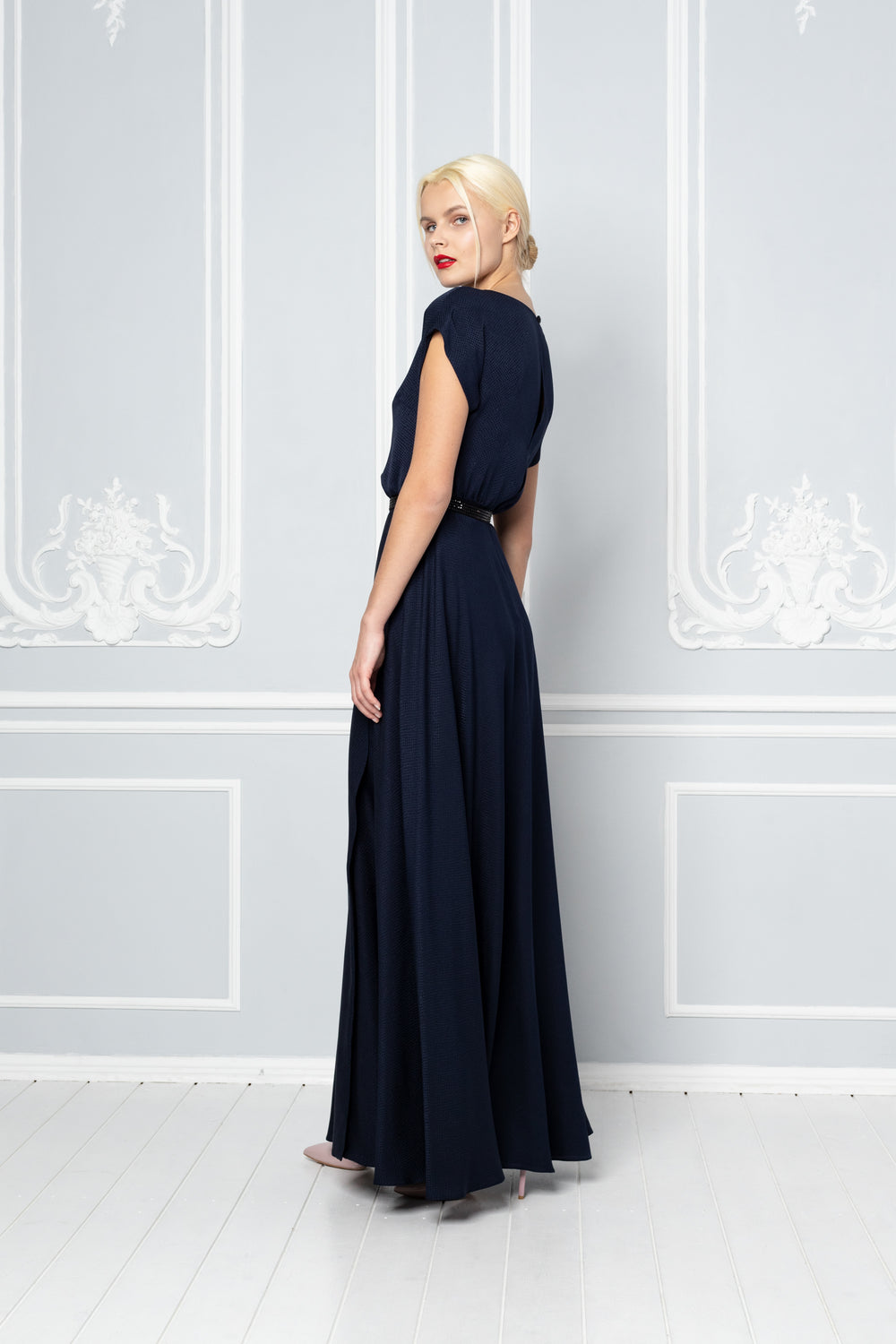 https://cdn.shopify.com/s/files/1/0073/3819/7074/files/LEIBNITZIA_LONG_NAVY23_20.mp4?v=1584108769